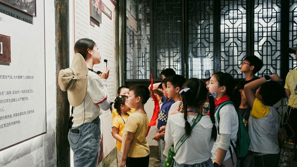 6.孩子們認(rèn)真聆聽革命先烈戰(zhàn)斗故事.jpg